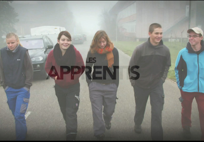5 apprentis marchent sur une route