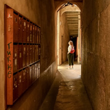 jeunne fille devant des boîtes aux lettres