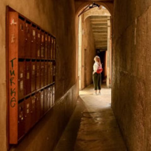 jeunne fille devant des boîtes aux lettres