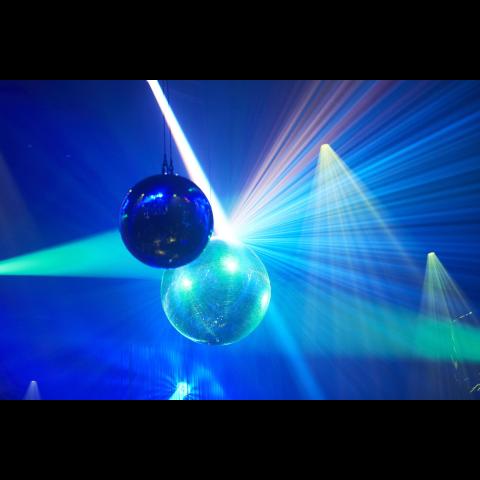Boule de disco illuminée.
