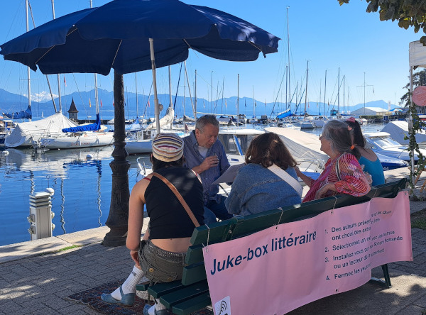 jukebox littéraire face au lac